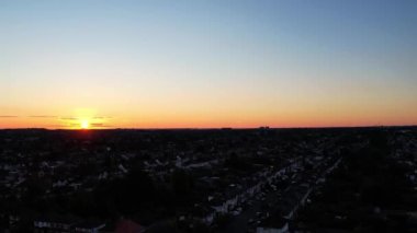Luton, İngiltere, Birleşik Krallık - 12 Mart 2023: Slow Mo Sunset over City