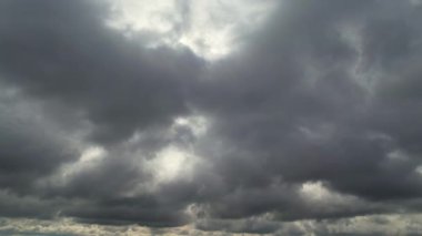 Şehrin üzerinde fırtınalı kara bulutlar, video