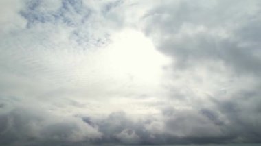 Şehrin üzerinde fırtınalı kara bulutlar, video