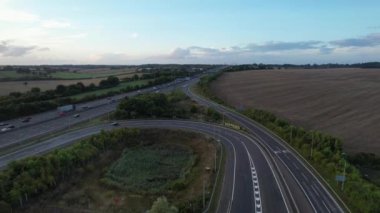 İngiltere, İngiltere - 18 Ekim 2022: Bulutlu bir günde İngiliz Otoyollarının Yüksek Açı Görünümü