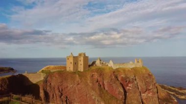 İngiltere sahilindeki tepedeki tarihi şatonun hava görüntüsü.
