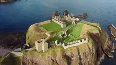 İngiltere sahilindeki tepedeki tarihi şatonun hava görüntüsü.