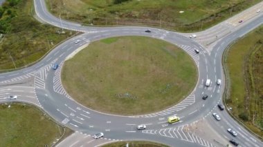 İngiltere, İngiltere - 18 Ekim 2022: Bulutlu bir günde İngiliz Otoyollarının Yüksek Açı Görünümü