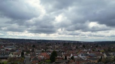 Luton, İngiltere, Birleşik Krallık - 06 Mart 2023: Şehir üzerinde fırtınalı kara bulutlar, video