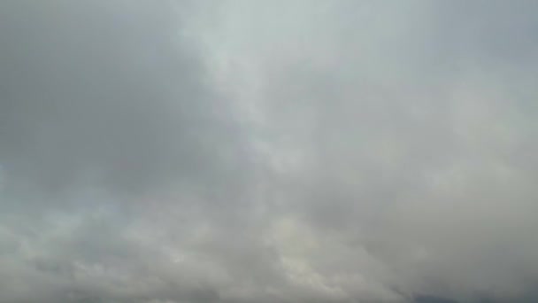 Stormachtige Donkere Wolken Boven Stad Video — Stockvideo