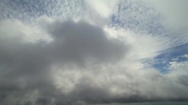 Şehrin üzerinde fırtınalı kara bulutlar, video