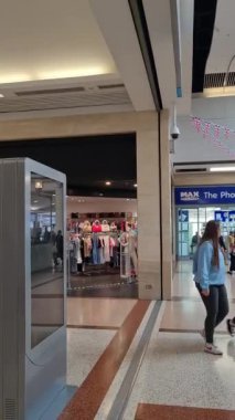 Şehir merkezindeki Luton Central City 'deki kapalı alışveriş merkezinde The Mall of The Luton City of England Meşgul ve Kalabalık İnsan ve Marka Dükkanları. Güzel Görüntü 05-Mayıs-2023