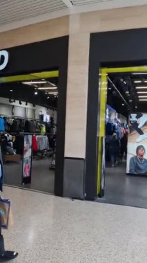 Şehir merkezindeki Luton Central City 'deki kapalı alışveriş merkezinde The Mall of The Luton City of England Meşgul ve Kalabalık İnsan ve Marka Dükkanları. Güzel Görüntü 05-Mayıs-2023