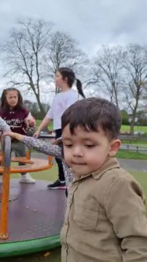 İngiltere, İngiltere - 3 Nisan 2023: Yerel Park 'taki Çocuklar 