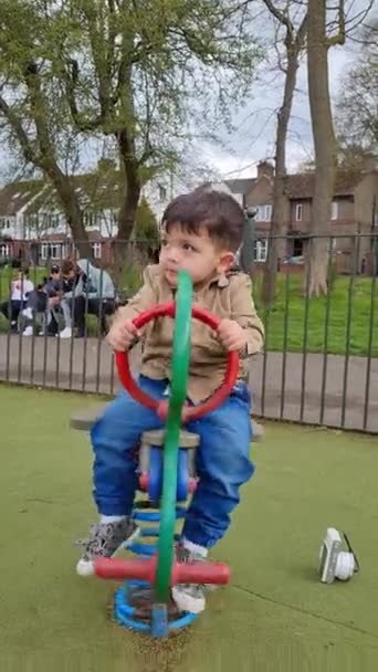 Англия Великобритания Апреля 2023 Года Дети Местном Парке — стоковое видео