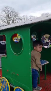 İngiltere, İngiltere - 3 Nisan 2023: Yerel Park 'taki Çocuklar 