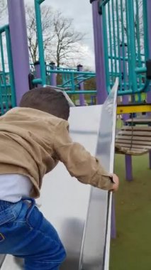 İngiltere, İngiltere - 3 Nisan 2023: Yerel Park 'taki Çocuklar 