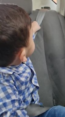 Şirin Asyalı Pakistanlı Bebek Wardown Müzesi 'nde oynuyor İngiltere Luton İngiltere' deki Çocuklar ve Kamu Parkı 'nda..