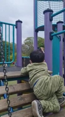 İngiltere, İngiltere - 3 Nisan 2023: Yerel Park 'taki Çocuklar 