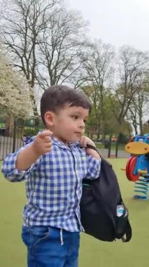 İngiltere, İngiltere - 3 Nisan 2023: Yerel Park 'taki Çocuklar 