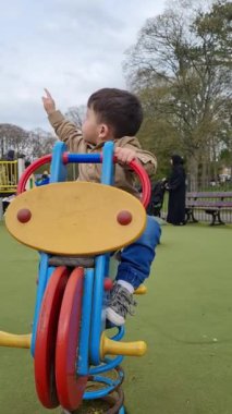 İngiltere, İngiltere - 3 Nisan 2023: Yerel Park 'taki Çocuklar 