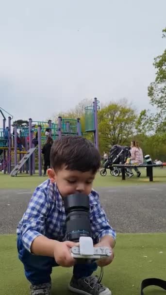 Inglaterra Reino Unido Abril 2023 Crianças Parque Local — Vídeo de Stock