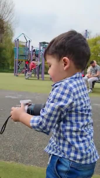 Inglaterra Reino Unido Abril 2023 Crianças Parque Local — Vídeo de Stock