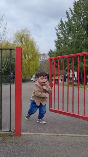 Bebê Paquistanês Asiático Bonito Está Brincando Desfrutando Wardown Museum Children — Vídeo de Stock