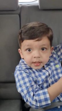 Şirin Asyalı Pakistanlı Bebek Wardown Müzesi 'nde oynuyor İngiltere Luton İngiltere' deki Çocuklar ve Kamu Parkı 'nda..