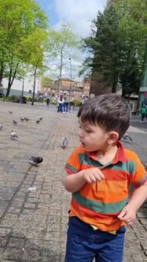 İngiltere, İngiltere - 3 Nisan 2023: Yerel Park 'taki Çocuklar 