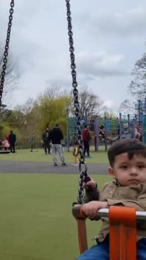 İngiltere, İngiltere - 3 Nisan 2023: Yerel Park 'taki Çocuklar 