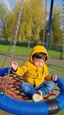 Şirin Asyalı Pakistanlı Bebek Wardown Müzesi 'nde oynuyor İngiltere Luton İngiltere' deki Çocuklar ve Kamu Parkı 'nda..