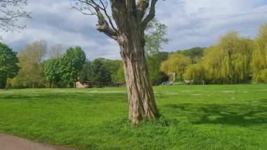 Luton, İngiltere, İngiltere - 11 Mayıs 2022: Wardown Park 'ın güzel manzarası