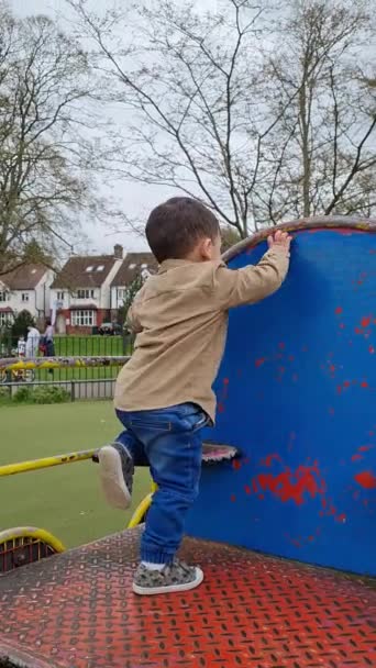 Inglaterra Reino Unido Abril 2023 Niños Parque Local — Vídeo de stock