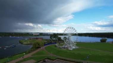 İngiltere, İngiltere - 11 Mayıs 2023: Willen Lake Park 'ın güzel manzarası 