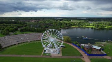 İngiltere, İngiltere - 11 Mayıs 2023: Willen Lake Park 'ın güzel manzarası 