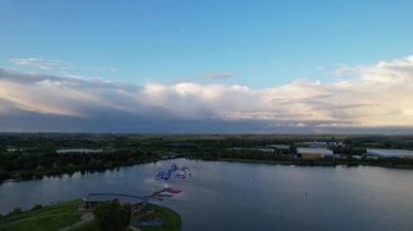 İngiltere, İngiltere - 11 Mayıs 2023: Willen Lake Park 'ın güzel manzarası 