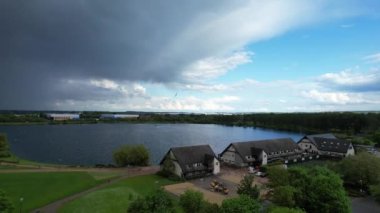 İngiltere, İngiltere - 11 Mayıs 2023: Willen Lake Park 'ın güzel manzarası 