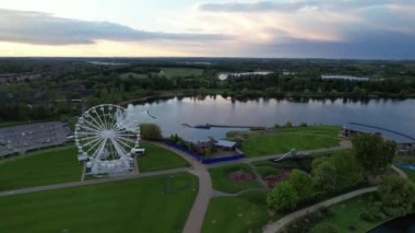 İngiltere, İngiltere - 11 Mayıs 2023: Willen Lake Park 'ın güzel manzarası 