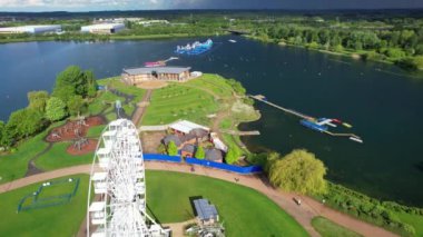 İngiltere, İngiltere - 11 Mayıs 2023: Willen Lake Park 'ın güzel manzarası 