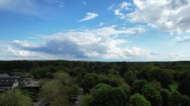 İngiltere, İngiltere - 11 Mayıs 2023: Willen Lake Park 'ın güzel manzarası 