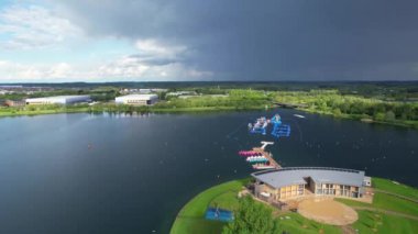 İngiltere, İngiltere - 11 Mayıs 2023: Willen Lake Park 'ın güzel manzarası 