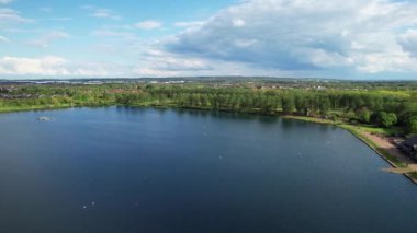 İngiltere, İngiltere - 11 Mayıs 2023: Willen Lake Park 'ın güzel manzarası 