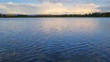 İngiltere, İngiltere - 11 Mayıs 2023: Willen Lake Park 'ın güzel manzarası 