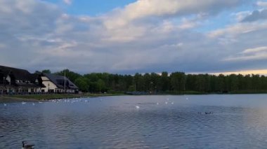 İngiltere, İngiltere - 11 Mayıs 2023: Willen Lake Park 'ın güzel manzarası 