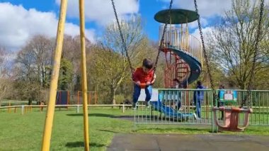 Luton, İngiltere, Birleşik Krallık - 3 Nisan 2023: bahar parkında sevimli küçük bir çocuk 