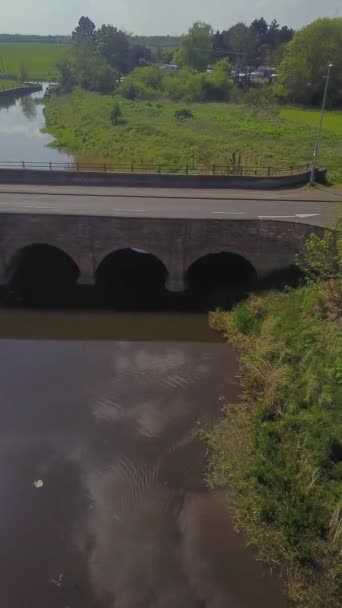 英国英格兰 阳光明媚的夏季乡村与河流和渡槽的鸟瞰图 — 图库视频影像