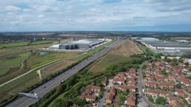 İngiltere - 20 Eylül 2022: İngiltere Luton City, M1 Otoyolu 'nda İnsansız Hava Aracı' nın kamerasıyla çekilmiş İngiliz Otoyollarının Trafik, Yüksek Açı Görüntüsü