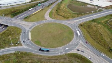 İngiltere - 20 Eylül 2022: İngiltere Luton City, M1 Otoyolu 'nda İnsansız Hava Aracı' nın kamerasıyla çekilmiş İngiliz Otoyollarının Trafik, Yüksek Açı Görüntüsü