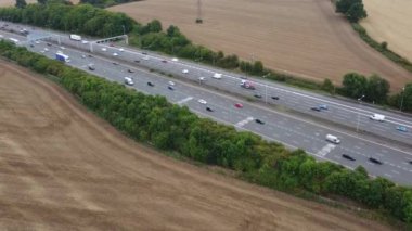 İngiltere - 20 Eylül 2022: İngiltere Luton City, M1 Otoyolu 'nda İnsansız Hava Aracı' nın kamerasıyla çekilmiş İngiliz Otoyollarının Trafik, Yüksek Açı Görüntüsü
