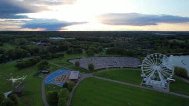 İngiltere 'nin Milton Keynes şehrinden Willen Gölü' nün En Güzel Hava Görüntüsü. Video, İHA 'nın Kamerası ile 11 Mayıs 2023 tarihli kısmen Bulutlu bir günde İngiltere üzerinde çekildi..