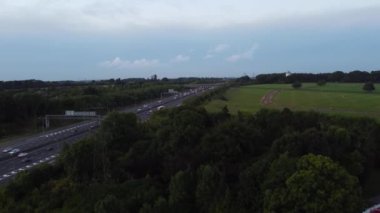 İngiltere, İngiltere - 15 Eylül 2022: Otoyol ve Trafik Hava Görüntüsü