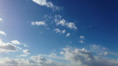 Mavi Gök ve Bulutlar, video 