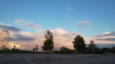 İngiltere, İngiltere - 11 Mayıs 2023: Willen Lake Park 'ın güzel manzarası 