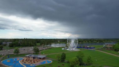 İngiltere, İngiltere - 11 Mayıs 2023: Willen Lake Park 'ın güzel manzarası 